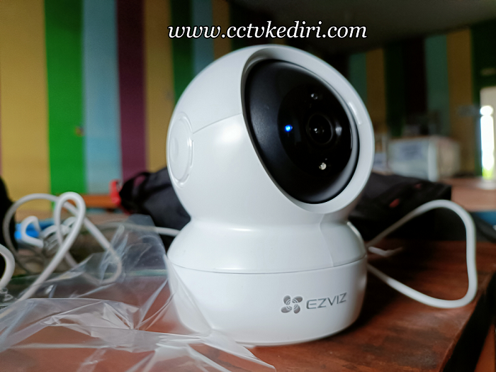 <p>CCTV sangat berguna sekali untuk memantau 24 jam nonstop dengan pantauan yang dapat di sesuaikan sesuai dengan kebutuhan yang diinginkan. Dengan pemasangan kamera maka anda dapat memperoleh video secara langsung dan dapat diulang sesuai kebutuhan yang anda butuhkan. Dalam hal ini, anda dapat memperoleh banyak keuntungan diantaranya adalah keamanan yang terus menerus.</p>